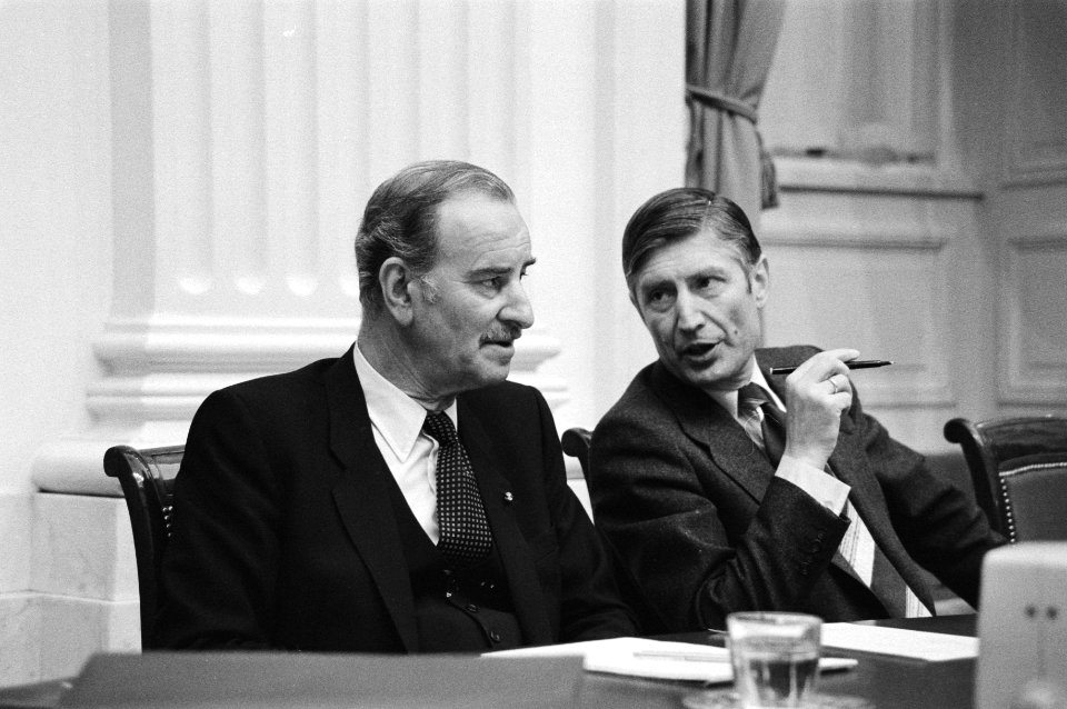 V.l.n.r. minister Chris van der Klaauw en minister-president Dries van Agt, Bestanddeelnr 931-2917