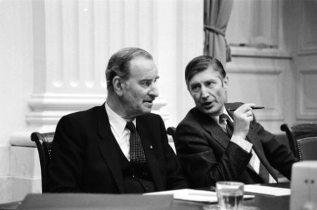 V.l.n.r. minister Chris van der Klaauw en minister-president Dries van Agt, Bestanddeelnr 931-2917