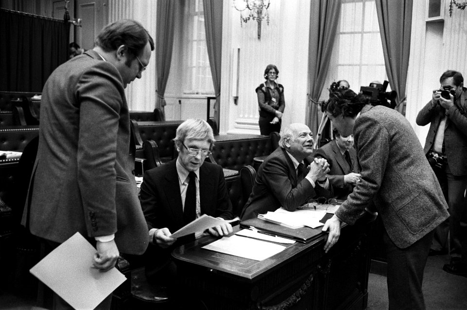 V.l.n.r. de Vries (CDA), Stemerdink (PvdA), den Uyl (PvdA) en Lubbers (CDA), Bestanddeelnr 930-5736