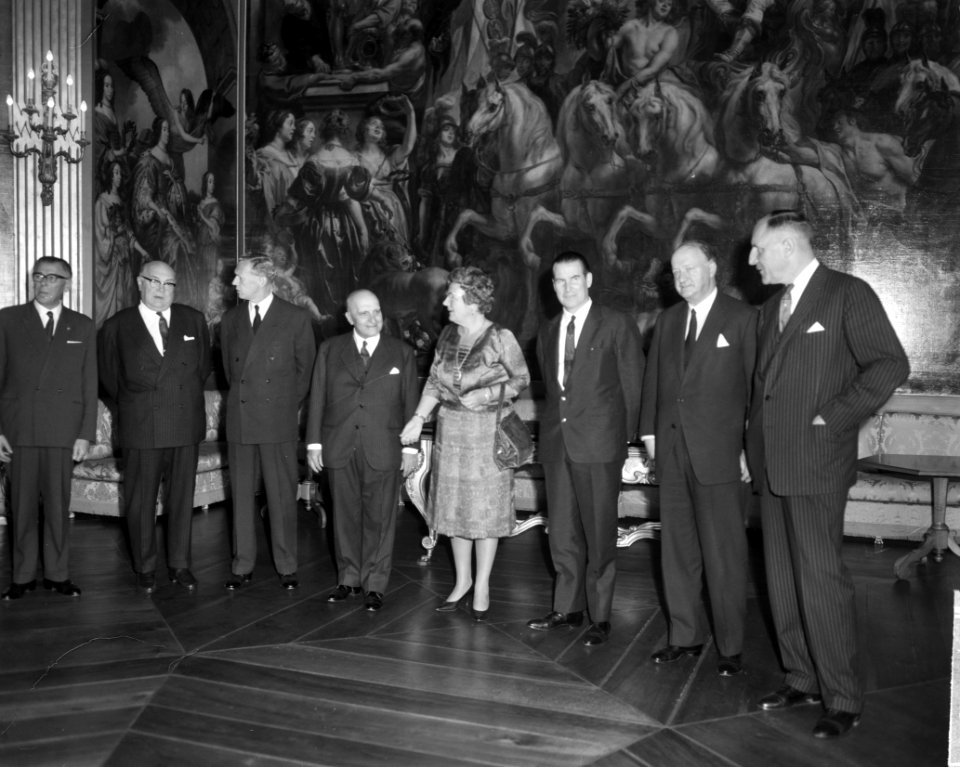 V.l.n.r.. Spaak, Couve de Murville, Piccioni, koningin Juliana, Schröder, Butler, Bestanddeelnr 915-6736