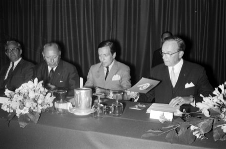 V.l.n.r. ..., baron Van Dedem, prins Claus en Hylkema (voorzitter van de stic…, Bestanddeelnr 924-5355