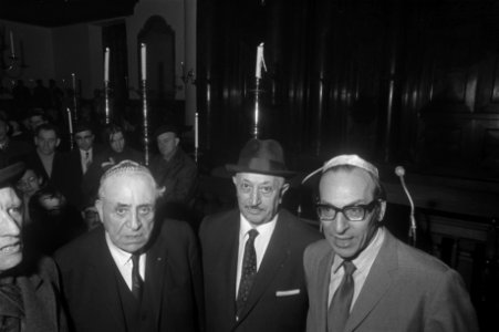 V.l.n.r. Barnett Janner (Brits parlementslid), Simon Wiesenthal (joodse mensenr, Bestanddeelnr 923-4538