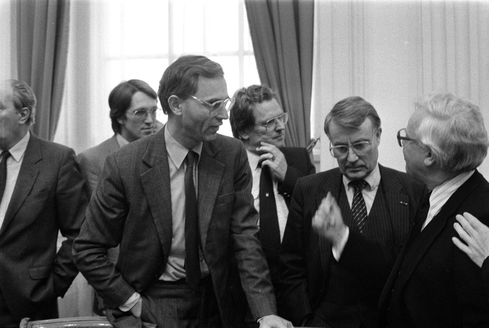 V.l.n.r. Dhr. Hans Kombrink, minister Ruding (Financiën), staatssecretaris De Gr, Bestanddeelnr 932-6035