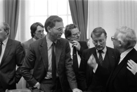 V.l.n.r. Dhr. Hans Kombrink, minister Ruding (Financiën), staatssecretaris De Gr, Bestanddeelnr 932-6035