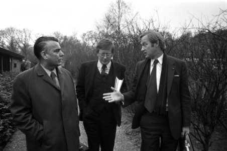 V.l.n.r. Berger (DS70), Wiegel (VVD) en Andriessen (KVP) na bespreking bij Kabin, Bestanddeelnr 926-1331