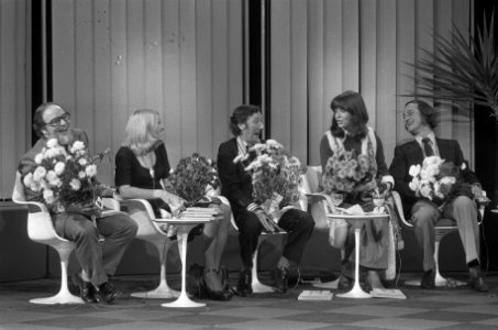 V.l.n.r. Nand Baert, Martine Bijl, Albert Mol, Sonja Barend en Pim Jacobs met bl, Bestanddeelnr 926-9218