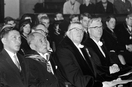 V.l.n.r. de zoon van Mulia, Mulia, promotor prof. dr. Verkuijl en dr. Algera, Bestanddeelnr 919-7039 photo