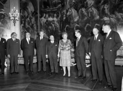 V.l.n.r.. Schaus, Spaak, Couve de Murville, Piccioni, koningin Juliana, Schröder, Bestanddeelnr 915-6734