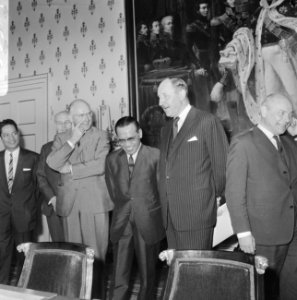 V.l.n.r. Minister A.Vondeling, Sultan Hamengkubuwana IX , Minister J. Luns en Mi, Bestanddeelnr 919-5317