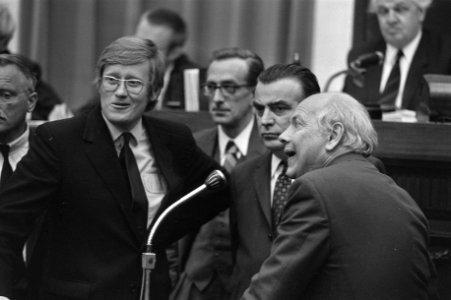 V.l.n.r. (bij de microfoon) fractievoorzitters Hans Wiegel (VVD), Jan Berger (DS, Bestanddeelnr 925-6852