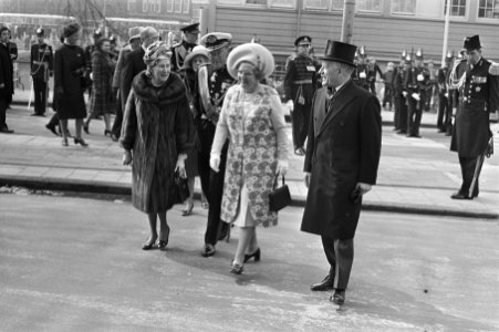 V.l.n.r. Norah Michener, prins Bernhard, koningin Juliana en gouverneur- generaa, Bestanddeelnr 924-4502