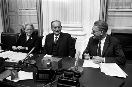 V.l.n.r. mevrouw Schouwenaar-Franssen, dr. W. Drees en B. Roolvink bij het toes…, Bestanddeelnr 918-4794
