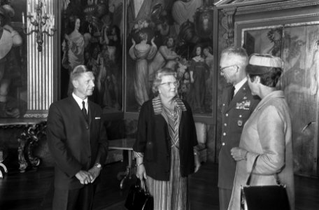 V.l.n.r. Mininster van Defensie Den Toom, koningin Juliana, generaal Andrew J. G, Bestanddeelnr 922-7688