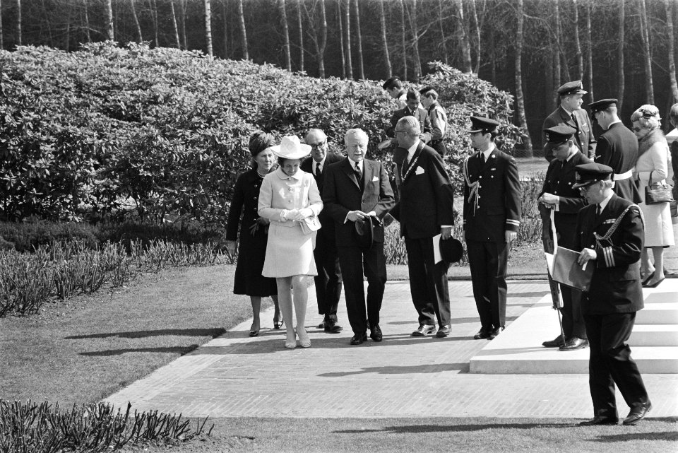 V.l.n.r. mevrouw Michener-Willis, prinses Margriet en gouverneur-generaal Miche…, Bestanddeelnr 924-4593