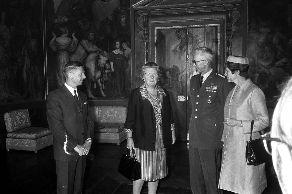 V.l.n.r. Minister van Defensie Willem den Toom, koningin Juliana, generaal Andre, Bestanddeelnr 922-7690