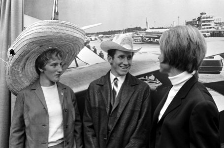 V.l.n.r. Mieke Jaapies (kano), Rini Wagtmans (wielrennen) en Janny van Eyck Vos , Bestanddeelnr 919-7238