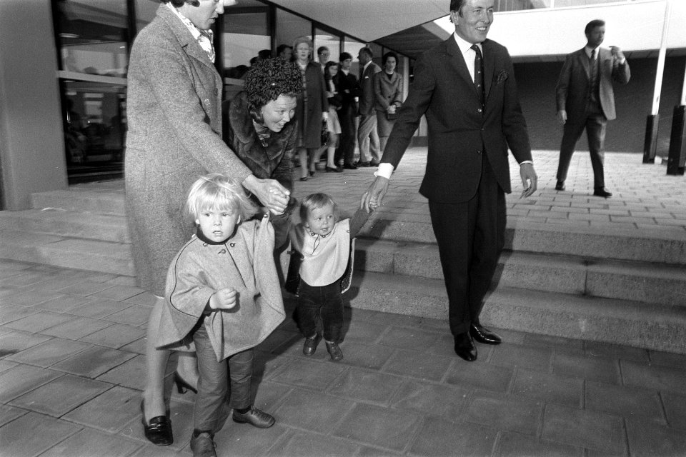 V.l.n.r. ..., prins Willem-Alexander, prins Johan Friso, ..., Bestanddeelnr 923-4713