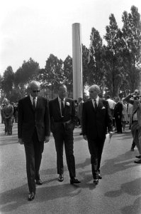 V.l.n.r. minister Bakker, Bernhard en H. During (president-directeur die vandaag, Bestanddeelnr 922-6477