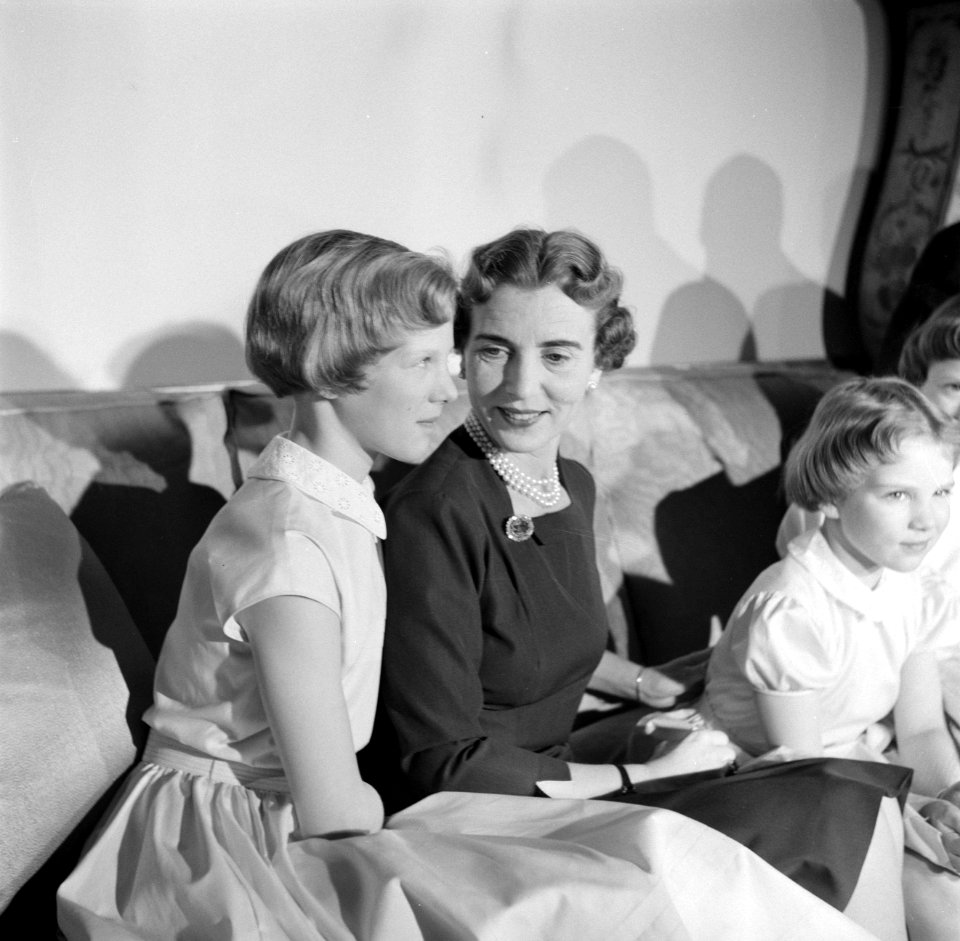 V.l.n.r. prinses Margrethe, koningin Ingrid, prinses Anne Marie en prinses Bened, Bestanddeelnr 252-8602