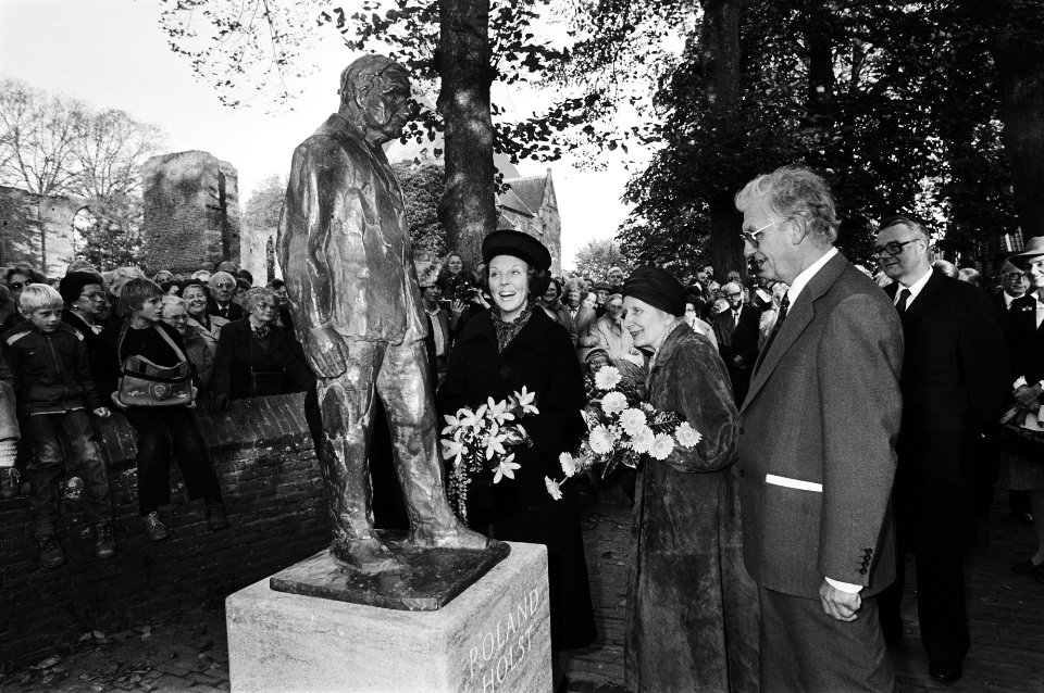 V.l.n.r. prinses Beatrix en mevrouw A. Andriessen (echtgenote van de beelhouwer , Bestanddeelnr 930-5044