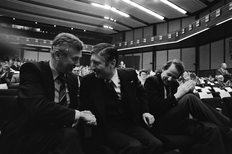 V.l.n.r. Minister Jan de Koning, Dries Van Agt en staatssecretaris Gerrit Brokx, Bestanddeelnr 931-2946