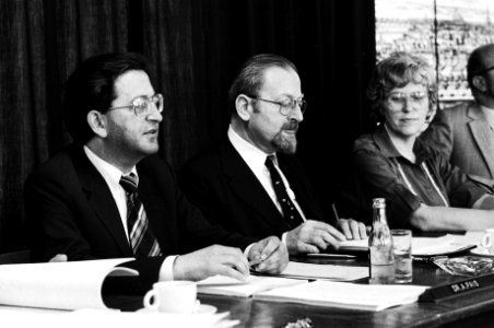 V.l.n.r. minister Pais, voorlichter Nordlohne en staatssecretaris Kraaijeveld-Wo, Bestanddeelnr 930-2934
