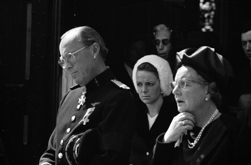 V.l.n.r. prins Bernhard, prinses Irene en koningin Juliana, Bestanddeelnr 924-5063