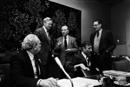 V.l.n.r. minister Albeda (Sociale Zaken), minister Andriessen (Financiën), VNO v, Bestanddeelnr 930-5428