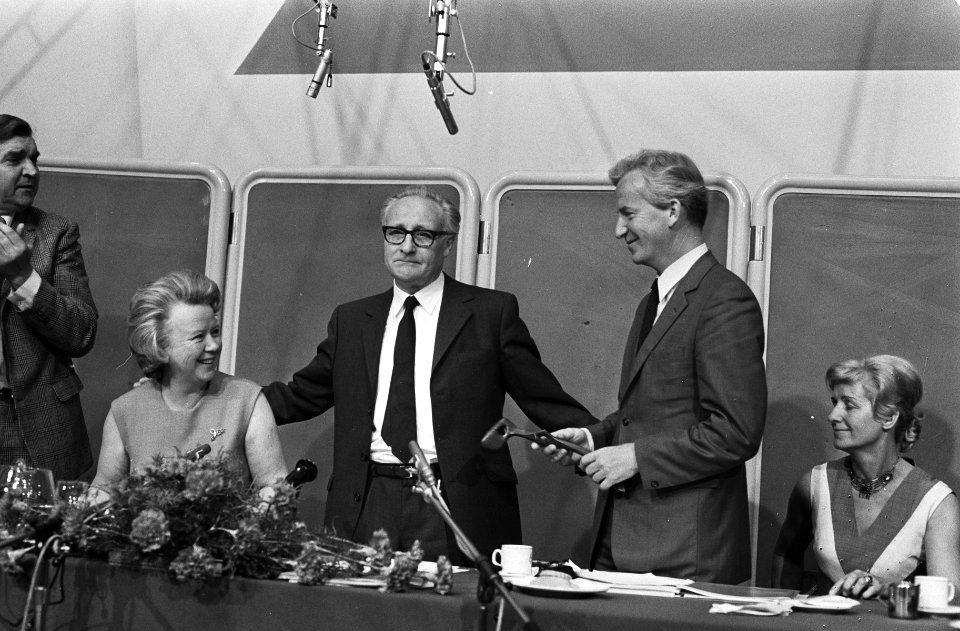V.l.n.r. mevrouw Broeksz, Jan Broeksz en André Kloos met de voorzittershamer, Bestanddeelnr 924-5298