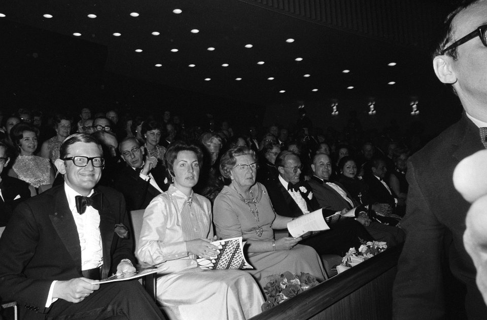 V.l.n.r. Pieter van Vollenhoven, prinses Margriet, koningin Juliana, prins Bern…, Bestanddeelnr 924-4196