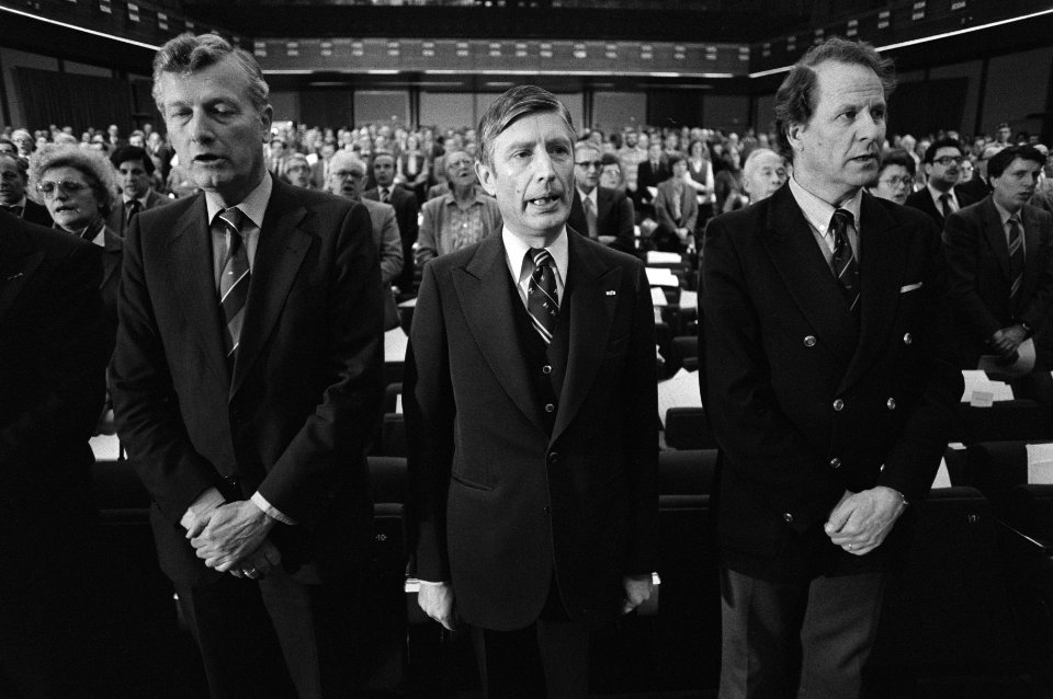 V.l.n.r. Minister Jan de Koning, Dries Van Agt en staatssecretaris Gerrit Brokx , Bestanddeelnr 931-2947