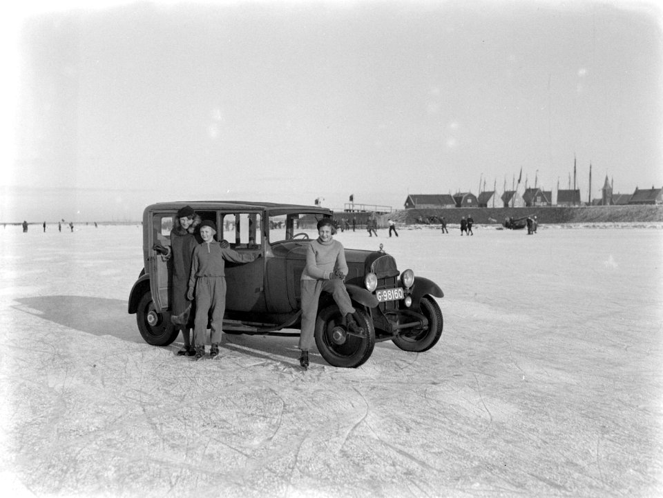 V.l.n.r. Nell Langlais, Renée en Hans bij een auto op de bevroren Gouwzee, Bestanddeelnr 189-1080