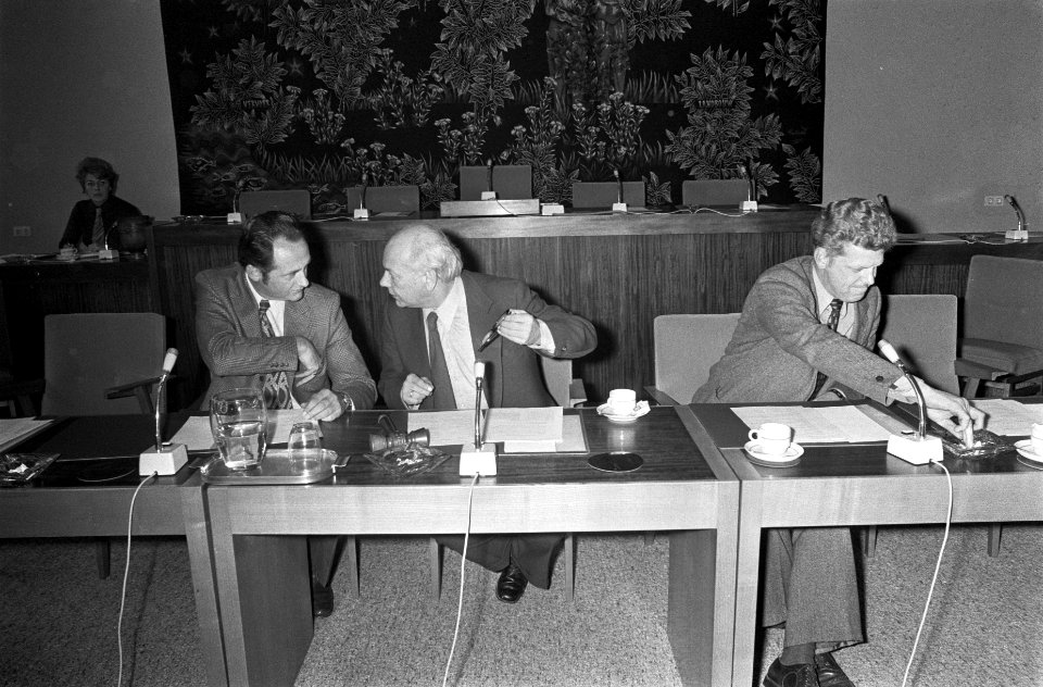 V.l.n.r. minister Boersma, Premier Den Uyl , minister Duisenberg, Bestanddeelnr 926-7976