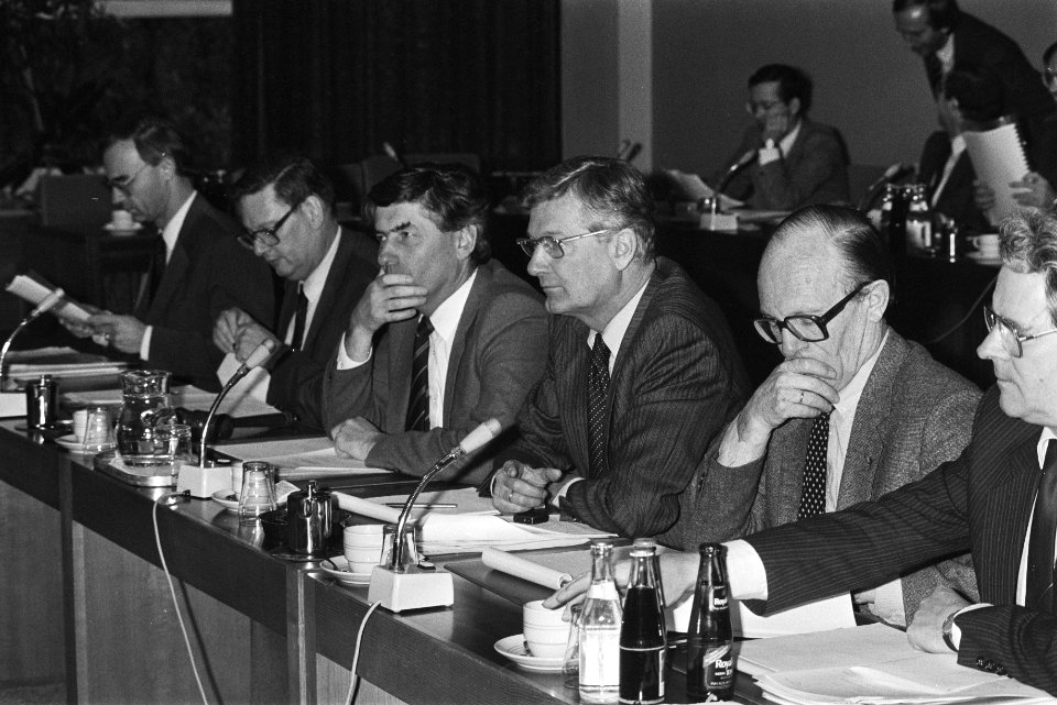 V.l.n.r. Minister Ruding (Financiën), minister Van Aardenne (Economische Zaken),, Bestanddeelnr 932-7809