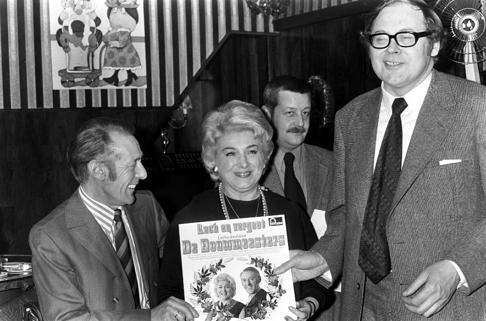 V.l.n.r. Niek Bouwmeester, Bep Bouwmeester en Gerrit den Braber met de LP, Bestanddeelnr 927-0150