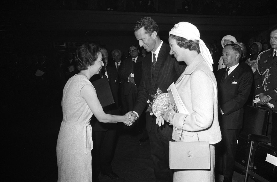 V.l.n.r. mevrouw Vestdijk-Van der Hoeven, koning Boudewijn, koningin Fabiola en…, Bestanddeelnr 924-5507