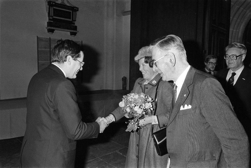 V.l.n.r. Minister Deetman (Onderwijs), koningin Beatrix en president van de KNAW, Bestanddeelnr 932-8058