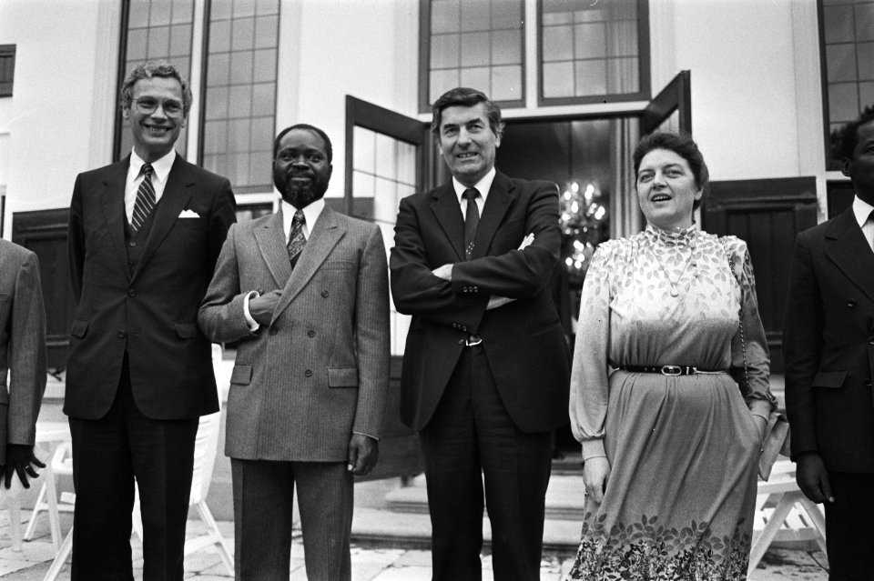 V.l.n.r. Minister Van den Broek (Buitenlandse Zaken), president Machel, premier…, Bestanddeelnr 932-7237