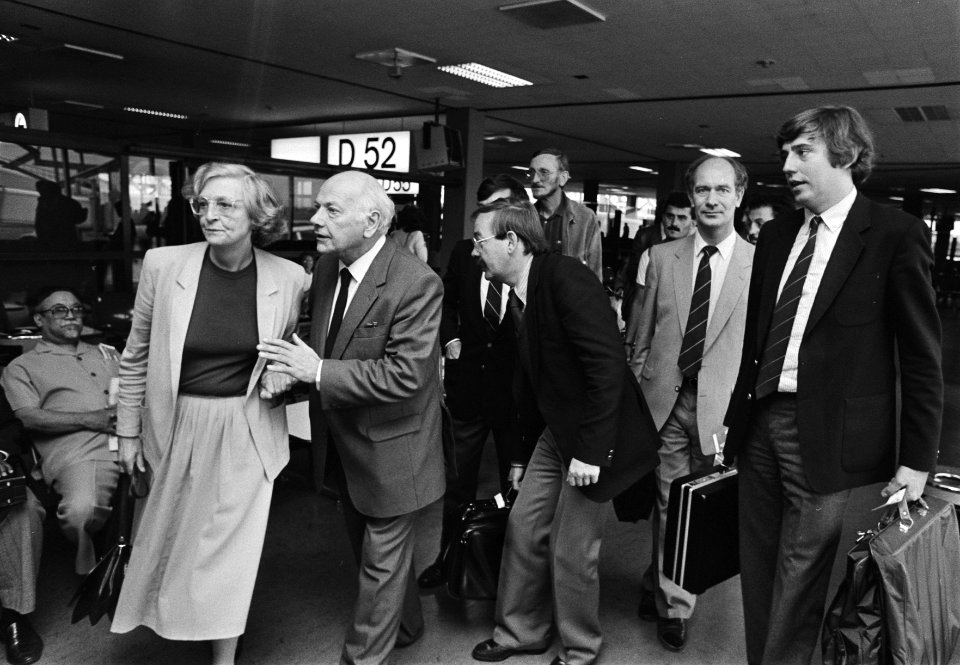 V.l.n.r. Mw. Den Uyl neemt afscheid van haar man Joop den Uyl (PvdA), dhr. Relus, Bestanddeelnr 932-6911