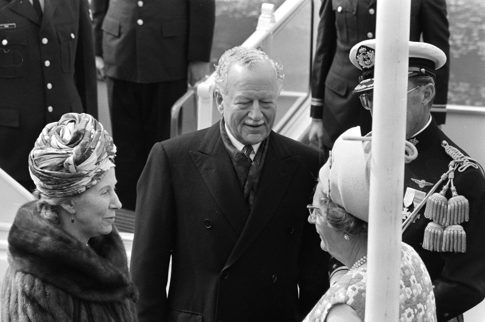 V.l.n.r. Norah Michener, gouverneur-generaal Michener, koningin Juliana en prin…, Bestanddeelnr 924-4506