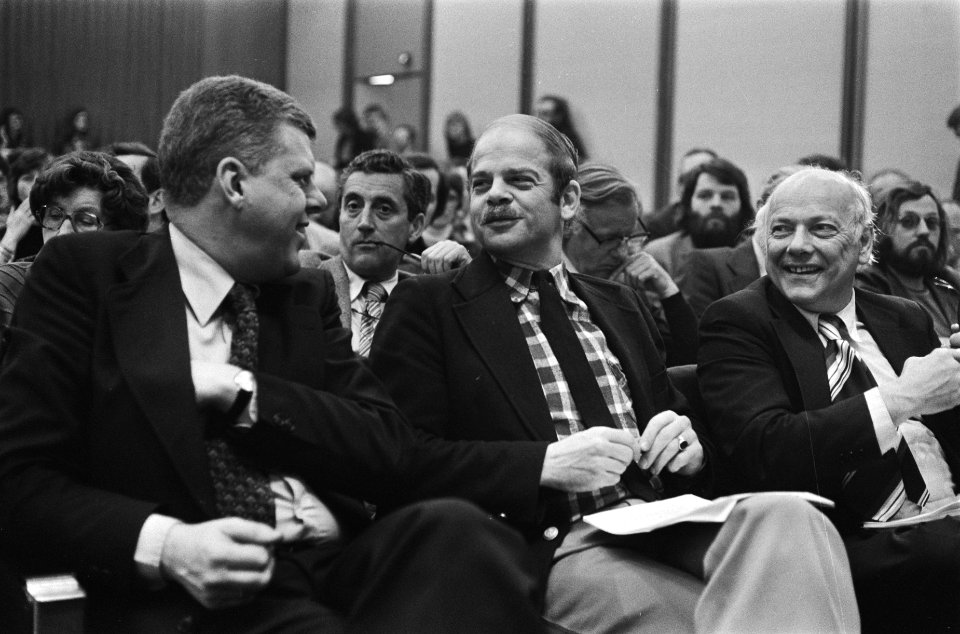 V.l.n.r. Minister Duisenberg (PvdA), PPR-fractieleider De Gaay Fortman en premie, Bestanddeelnr 929-0578
