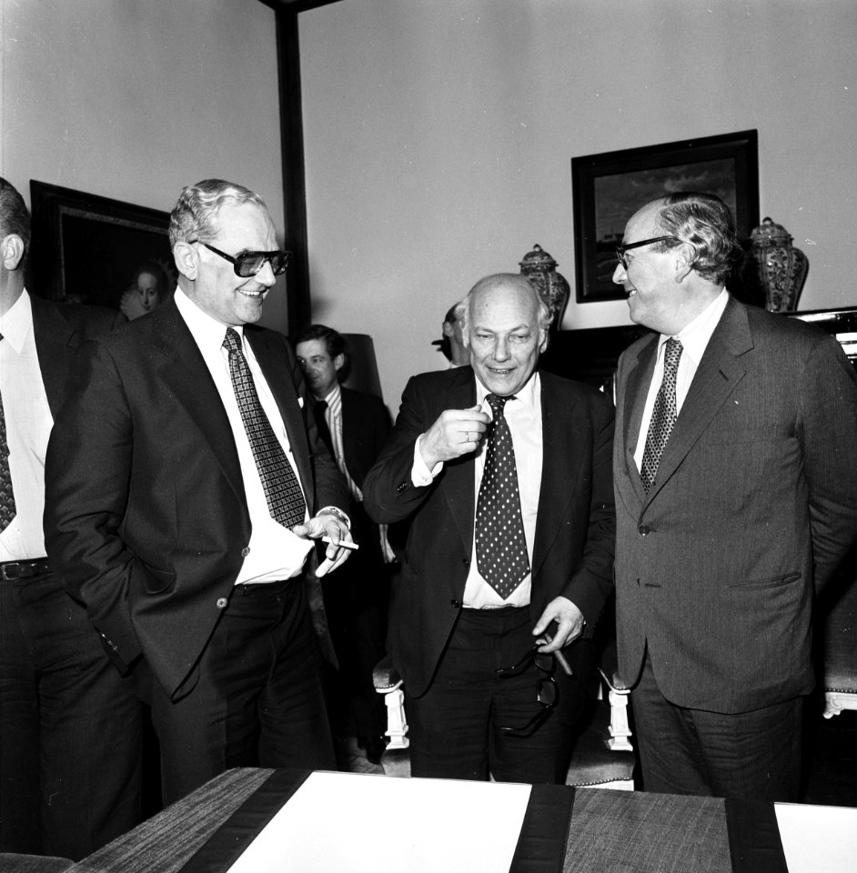 V.l.n.r. Minister Van der Stee (KVP), premier Den Uyl (PvdA), Bestanddeelnr 929-0817