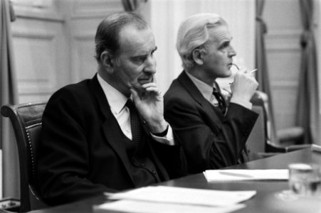 V.l.n.r. Minister Chris van der Klaauw en Staatssecretaris Durk van der Mei tijd, Bestanddeelnr 931-3019