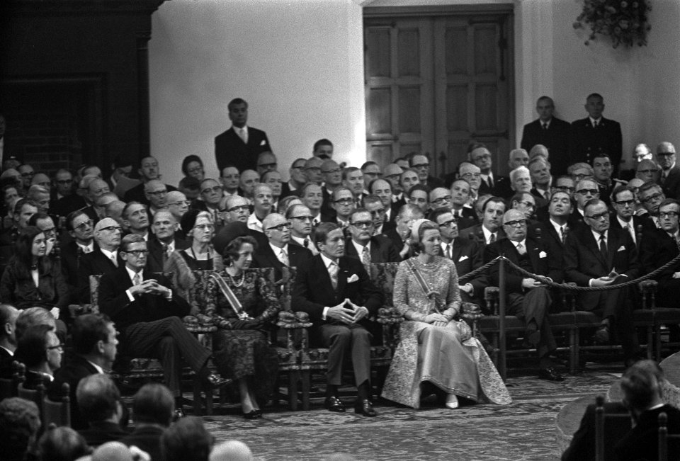 V.l.n.r. Mr. Pieter van Vollenhoven, prinses Margriet, prins Claus en prinses Be, Bestanddeelnr 924-9554