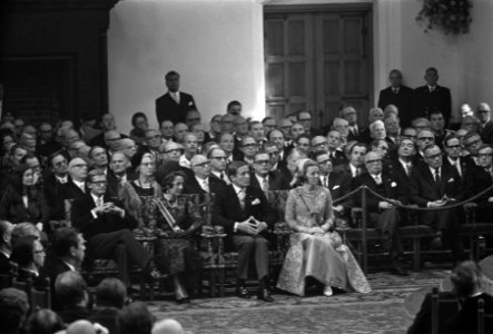 V.l.n.r. Mr. Pieter van Vollenhoven, prinses Margriet, prins Claus en prinses Be, Bestanddeelnr 924-9554