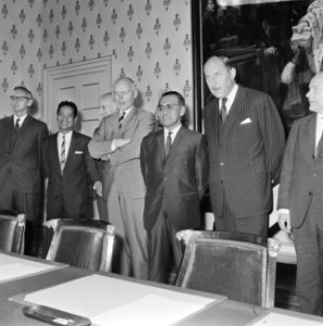 V.l.n.r. Minister A.Vondeling, Sultan Hamengkubuwana IX (minister van Economisch, Bestanddeelnr 919-5318