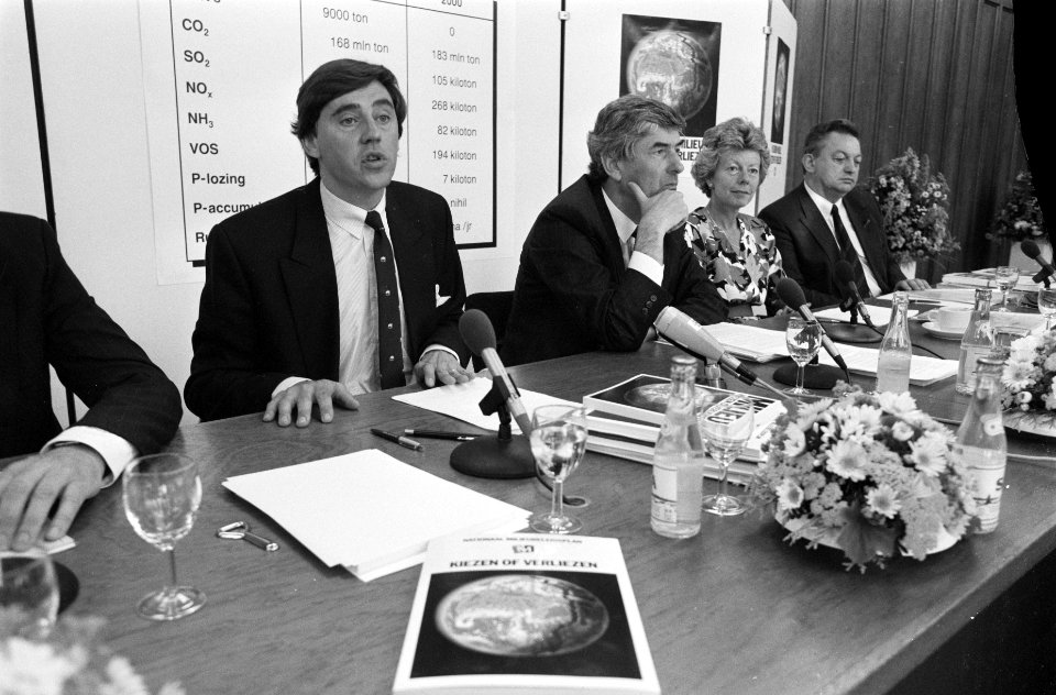 V.l.n.r. minister Ed Nijpels, premier Ruud Lubbers, minister Neelie Smit-Kroes e, Bestanddeelnr 934-4602