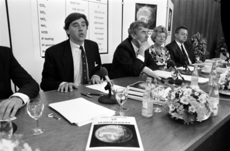 V.l.n.r. minister Ed Nijpels, premier Ruud Lubbers, minister Neelie Smit-Kroes e, Bestanddeelnr 934-4602