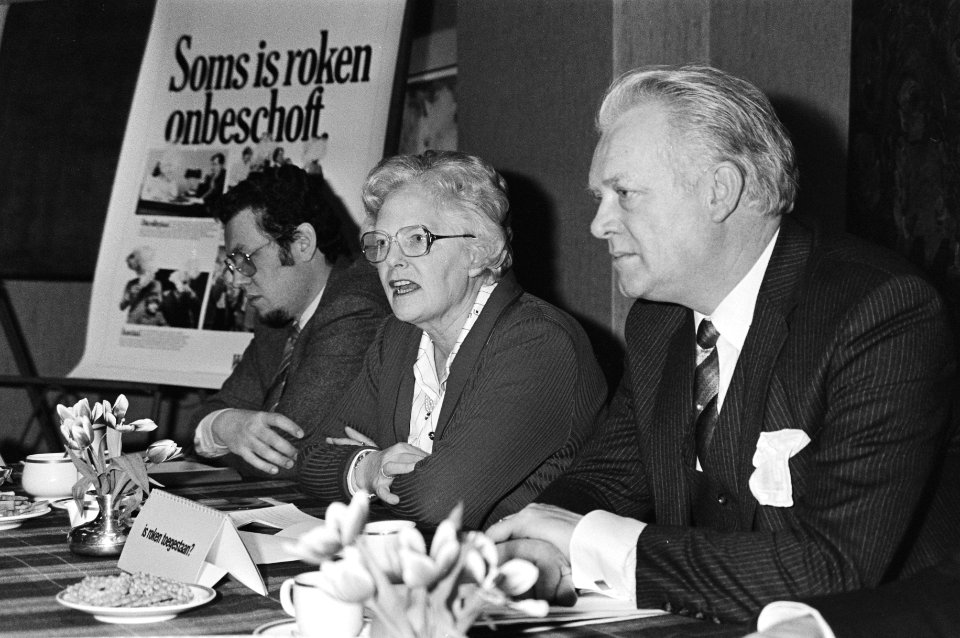 V.l.n.r. Mr. J.H. Halm, staatssecreatris Els Veder-Smit en J. Siebelink tijdens , Bestanddeelnr 931-2904