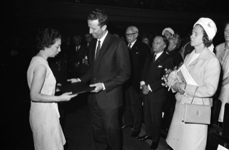 V.l.n.r. mevrouw Vestdijk-Van der Hoeven, koning Boudewijn, demissionair minist…, Bestanddeelnr 924-5503